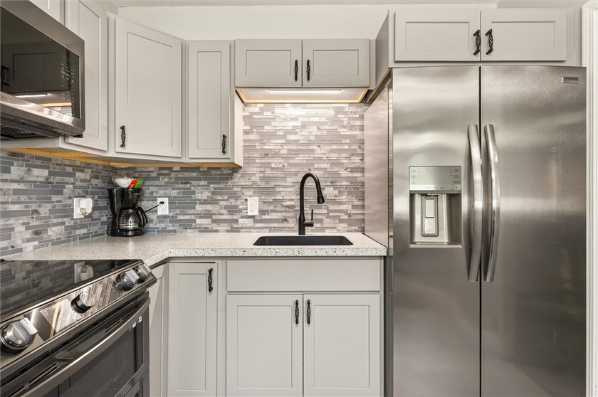 Welcome to 478 LaGrange Ave in the Beautiful Maplewood district - photo 16