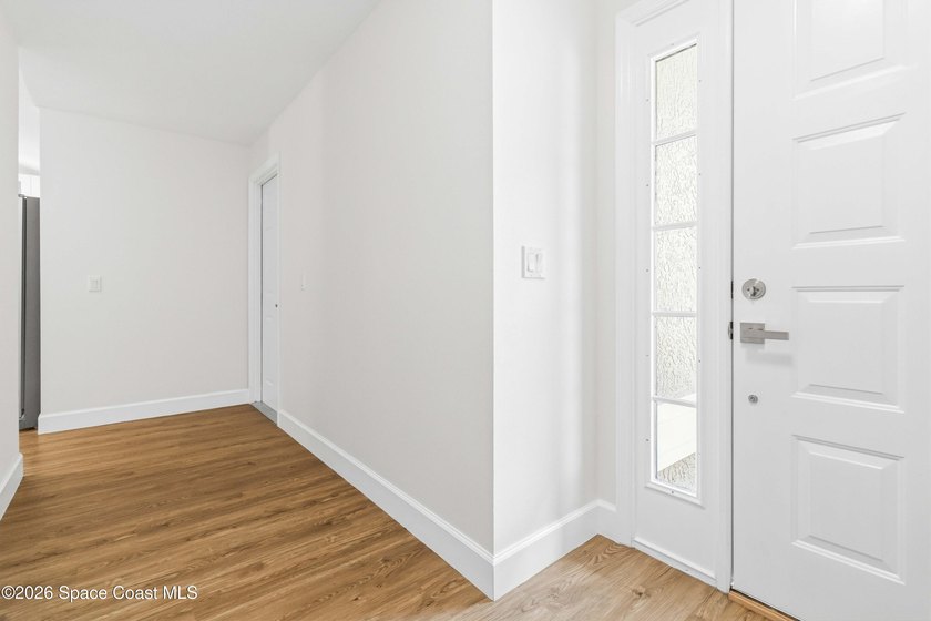 This beautiful home has a lot to offer. New roof, newer AC, new - photo 4