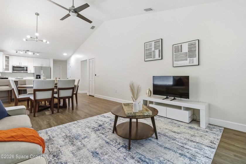 This beautiful home has a lot to offer. New roof, newer AC, new - photo 7