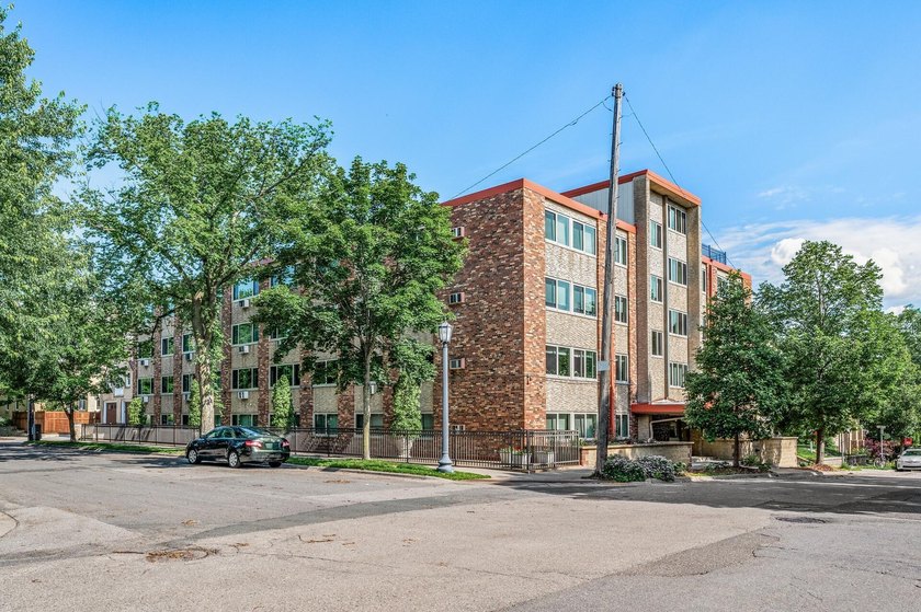 SELLER WILL PAY ONE FULL YEAR OF HOA FEES! Welcome to this - photo 27