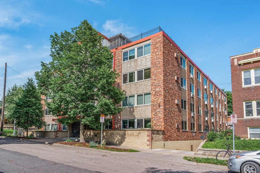 SELLER WILL PAY ONE FULL YEAR OF HOA FEES! Welcome to this - photo 30