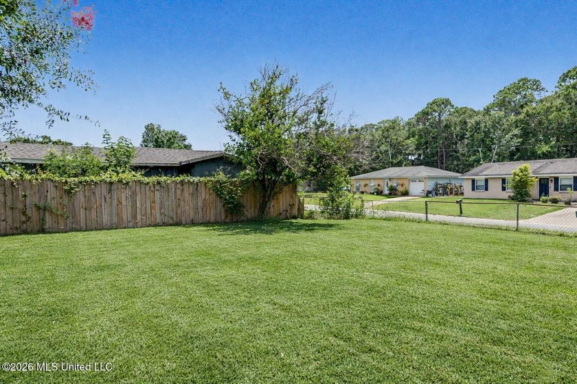 Welcome to this charming 3-bedroom, 2-bath home offering - photo 19