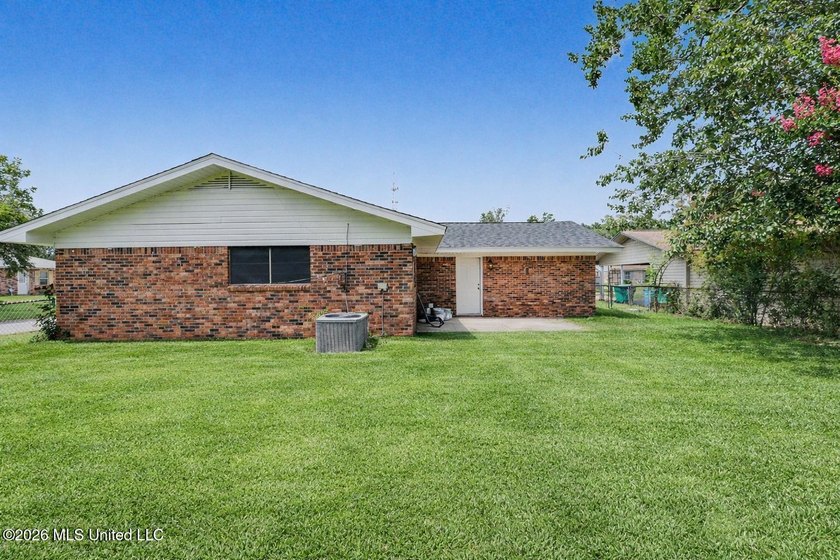 Welcome to this charming 3-bedroom, 2-bath home offering - photo 20