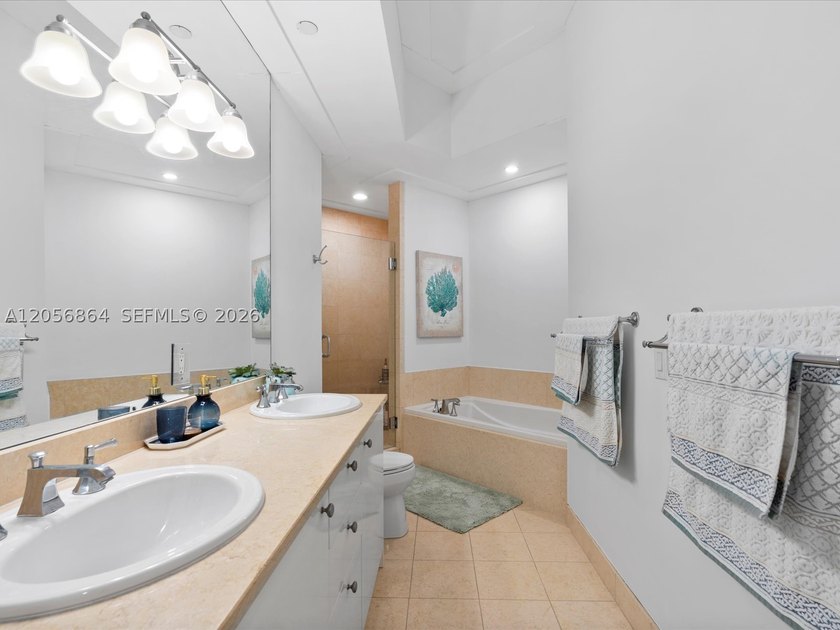 Wonderful 3/3 apartment in the heart of Aventura. Fully - photo 31