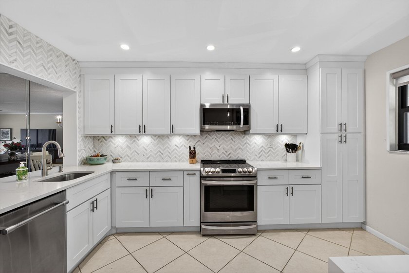 Beautifully updated 2-bedroom, 2-bath second-floor condo - photo 4