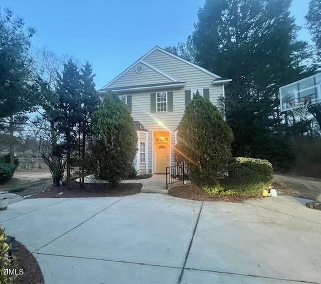 Enjoy beautiful lake views from the spacious sunroom and private - photo 4