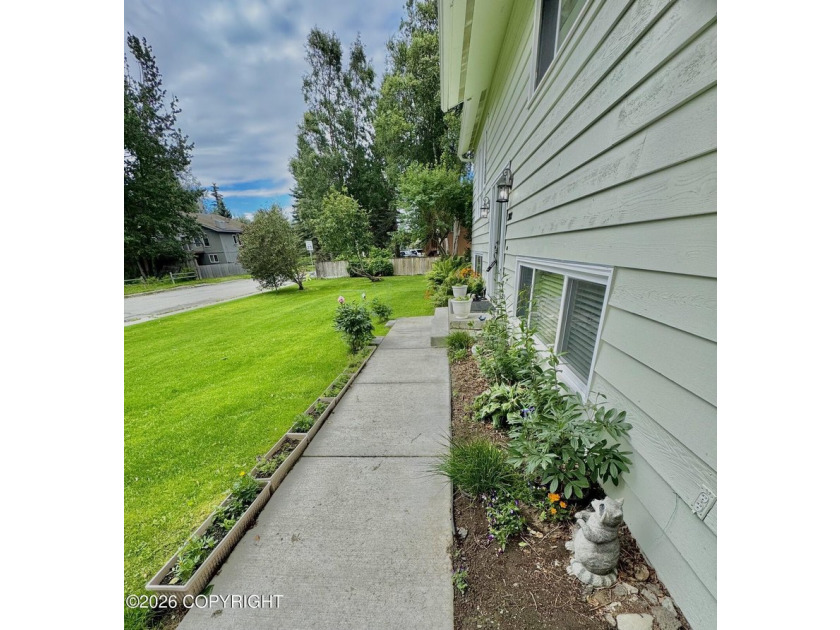 Well maintained 4 bedroom home on a large corner lot. Room for - photo 4