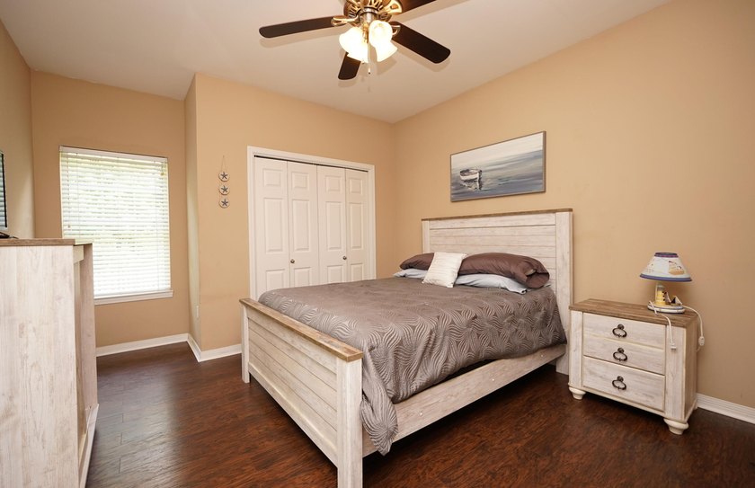 Welcome to this beautifully furnished end-unit townhome - photo 14