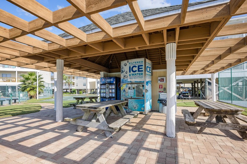 Investor alert! This 1BR/1BA end-unit canal-front condo with - photo 41
