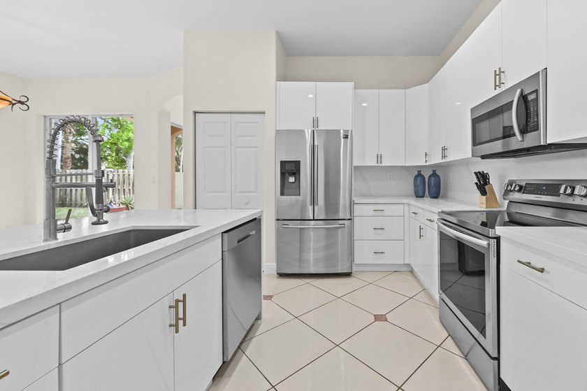 Welcome to CocoPlum, a desirable gated community offering - photo 5
