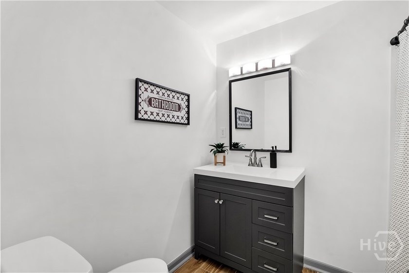 Remodeled 5 minuites to Downtown Savannah. 3 Bedroom 2 Full - photo 14