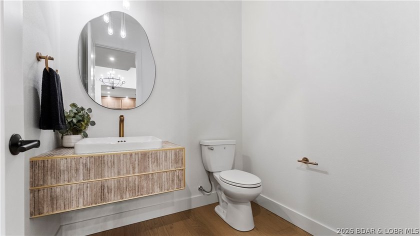 Recently completed by Thomas Construction, this luxury residence - photo 12