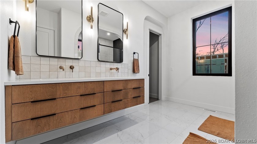 Recently completed by Thomas Construction, this luxury residence - photo 15