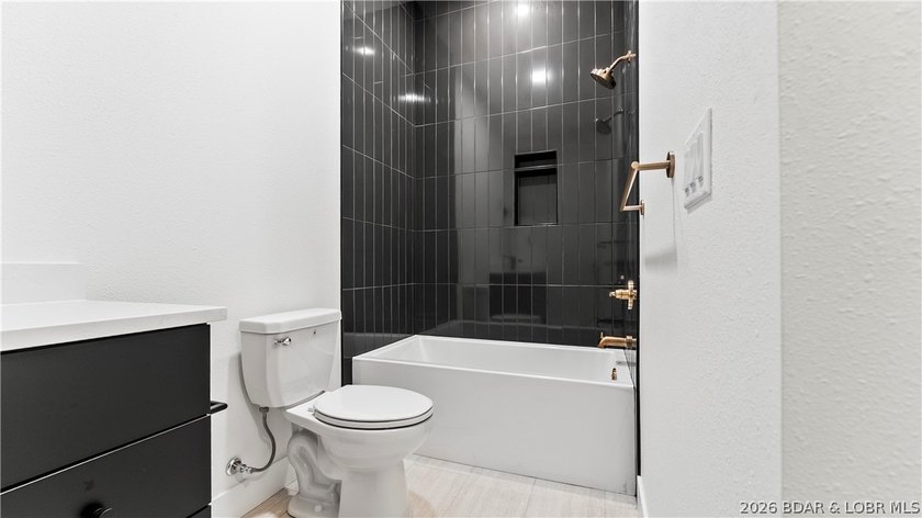 Recently completed by Thomas Construction, this luxury residence - photo 28