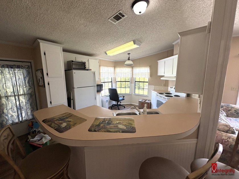 Welcome to this beautifully maintained 2-bedroom, 2-bathroom - photo 11