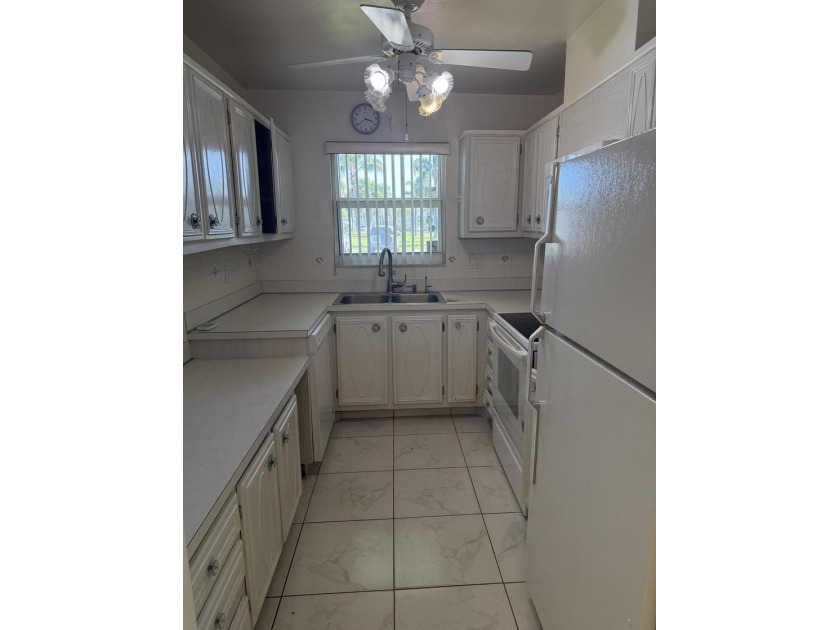 Welcome to Pine Point Villas in desirable Boynton Beach! This - photo 4