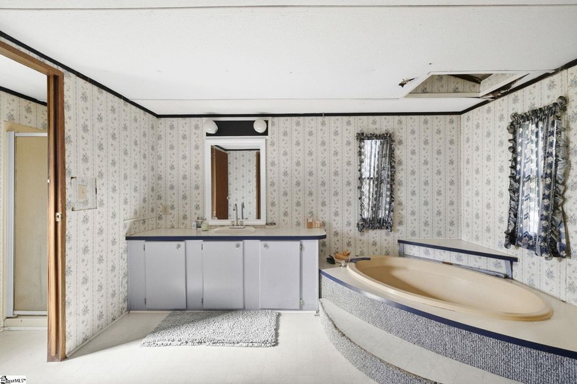 A rare opportunity for multi-generational living on 17 - photo 43