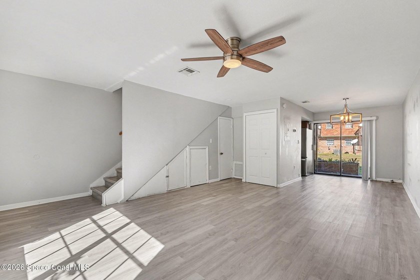Beautifully Remodeled Townhome Near Everything! This spacious - photo 6