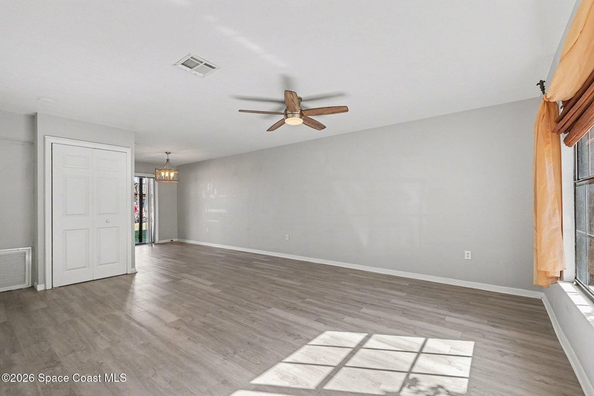 Beautifully Remodeled Townhome Near Everything! This spacious - photo 7