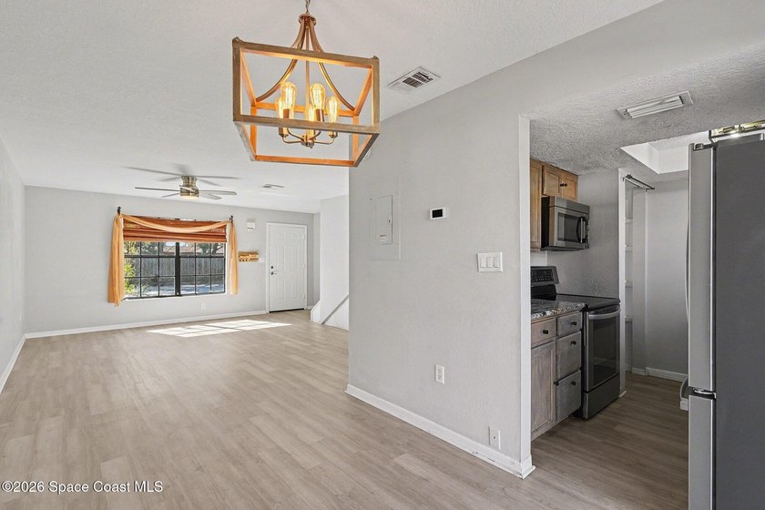 Beautifully Remodeled Townhome Near Everything! This spacious - photo 9