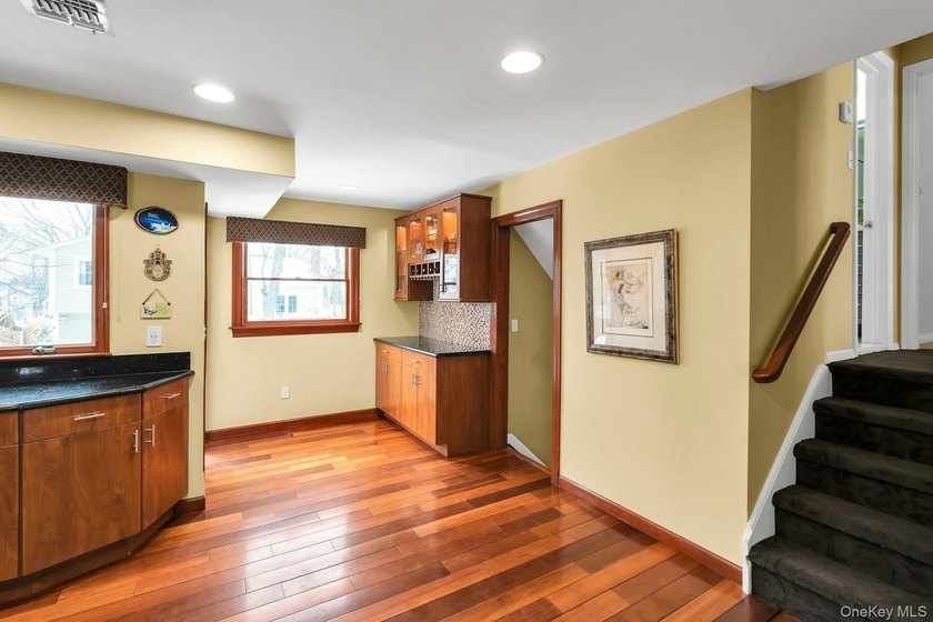 Located in the heart of Merrick lies in a cul-de-sac this - photo 18