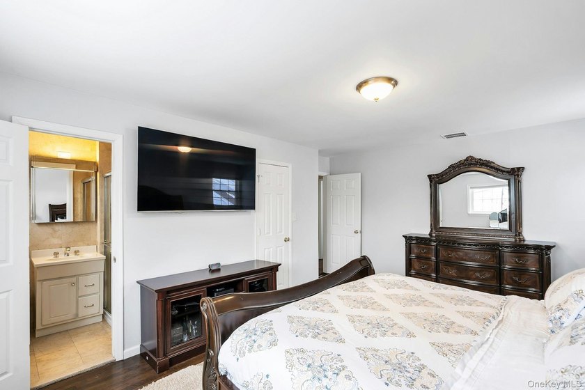 Located in the heart of Merrick lies in a cul-de-sac this - photo 24