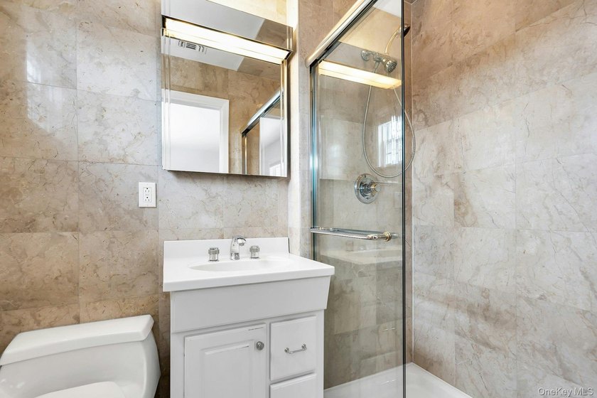 Located in the heart of Merrick lies in a cul-de-sac this - photo 25