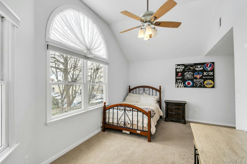 Located in the heart of Merrick lies in a cul-de-sac this - photo 27