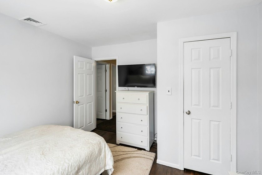 Located in the heart of Merrick lies in a cul-de-sac this - photo 36
