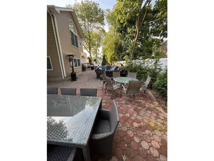 Located in the heart of Merrick lies in a cul-de-sac this - photo 38