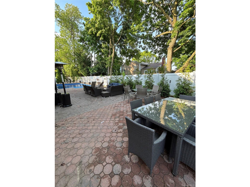 Located in the heart of Merrick lies in a cul-de-sac this - photo 39