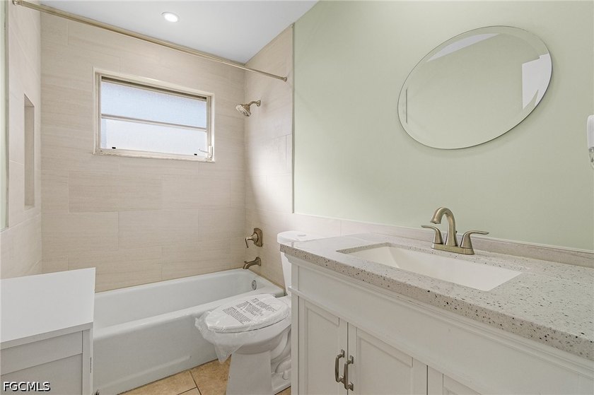 Recently remodeled pool home featuring a split-bedroom layout - photo 19