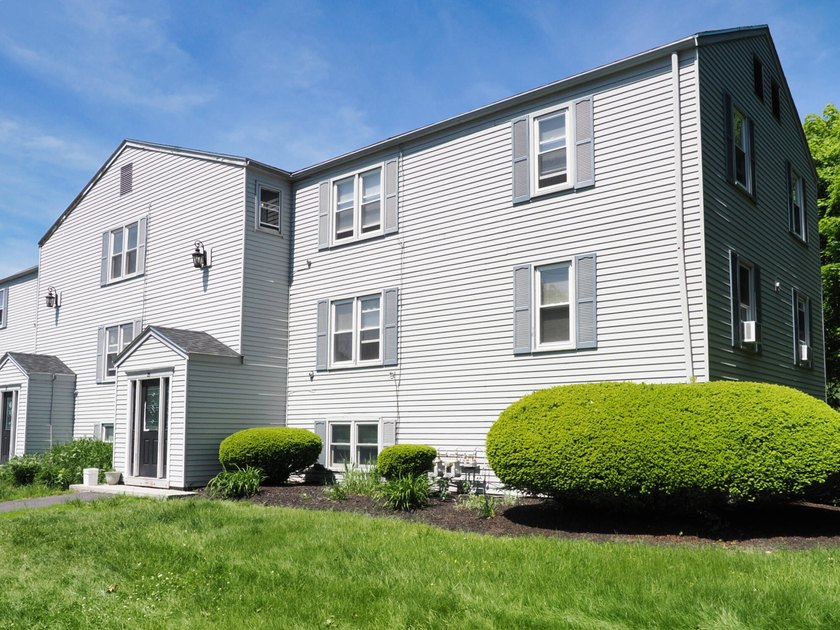 Sweet 1BR condo with a great layout in a convenient location - photo 2
