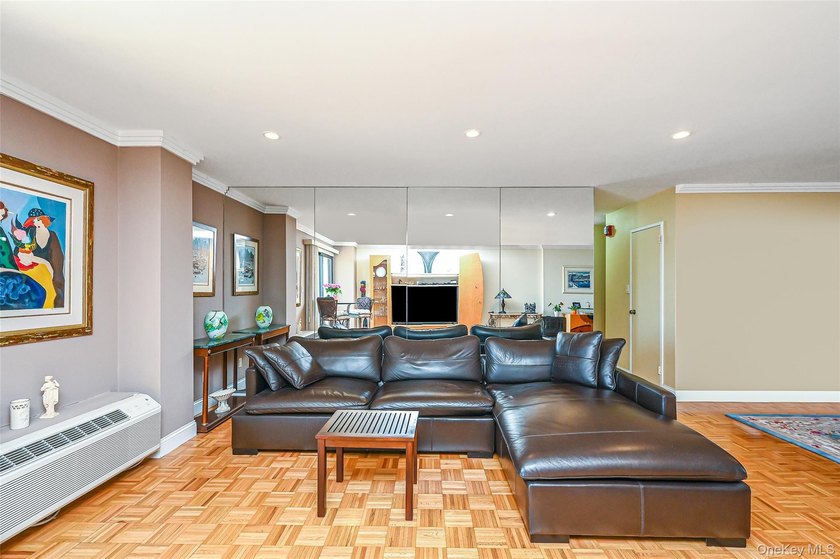 Magnificent Large Corner Apartment in Luxury Building along Long - photo 12