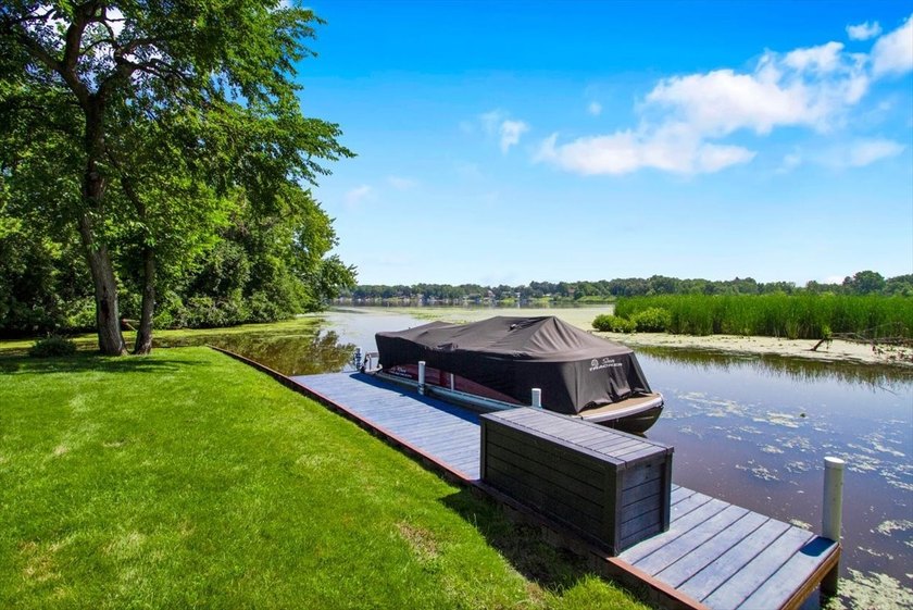 Welcome to Long Lake. Waterfront homes on Long Lake don't become - photo 30