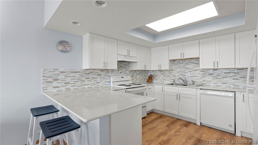 Must see this fully furnished 3 bedroom, 2.5 bath condo, ideal - photo 13