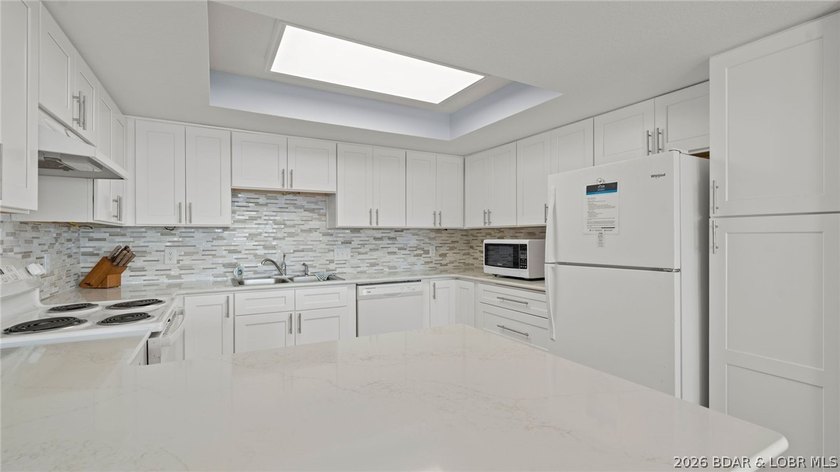 Must see this fully furnished 3 bedroom, 2.5 bath condo, ideal - photo 14
