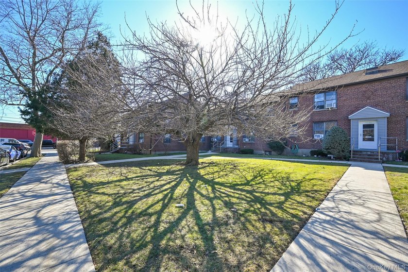 New to market! Second-floor 2-bedroom garden-style co-op - photo 3