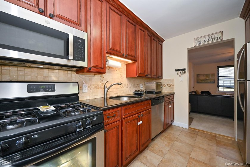 New to market! Second-floor 2-bedroom garden-style co-op - photo 6