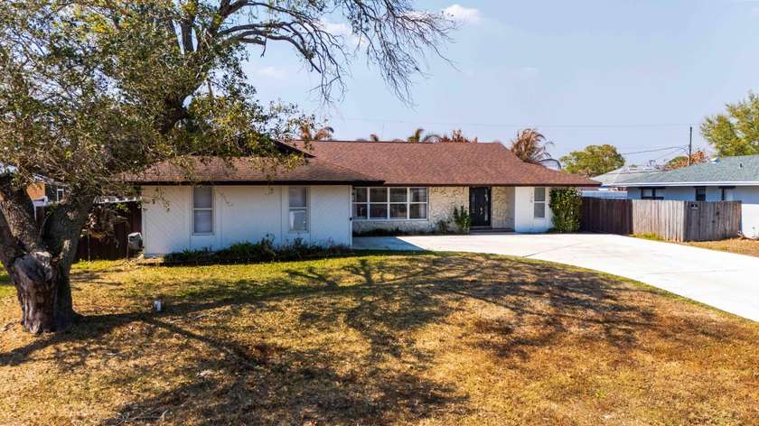 Welcome to this 4 bedroom, 2 bathroom pool home featuring a - photo 42