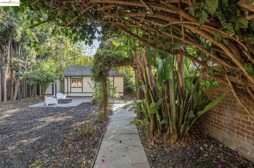 Originally built as a carriage house for the historic Oak Tree - photo 23