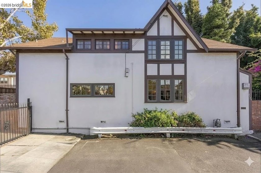 Originally built as a carriage house for the historic Oak Tree - photo 34
