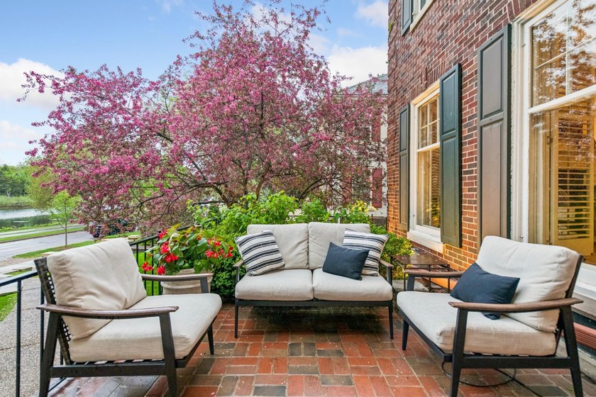 Enchanting red brick center hall Colonial on coveted West Lake - photo 4