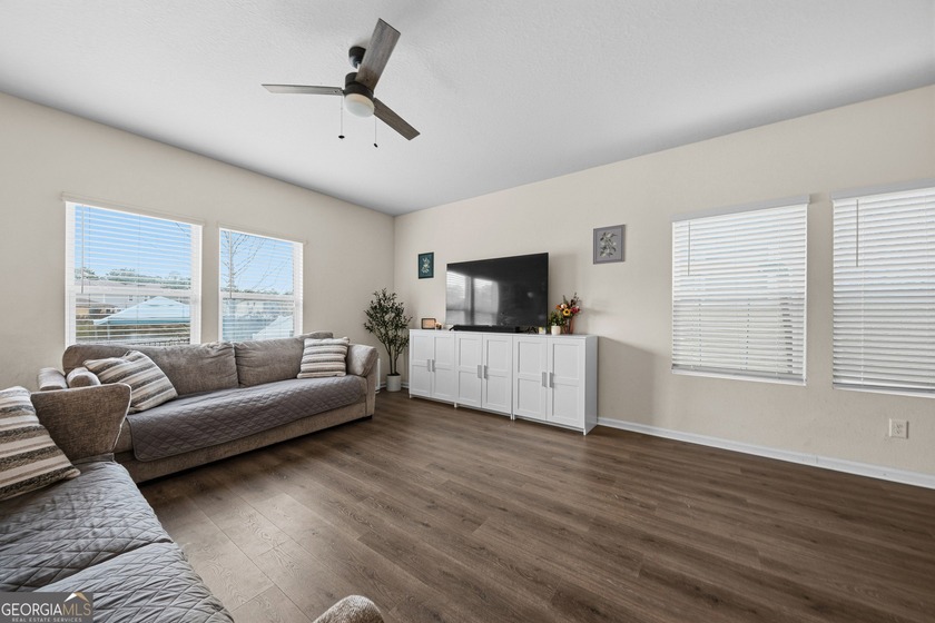 Beautiful 4-bedroom, 2.5-bath home overlooking a peaceful pond! - photo 8