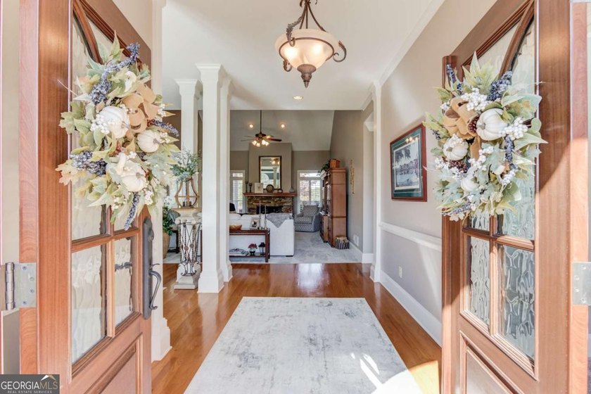 Welcome to this beautifully maintained Frank Betz designed ranch - photo 4