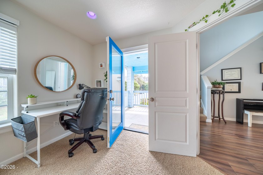 Stunning beach home with 3 gorgeous levels featuring a full bed - photo 14