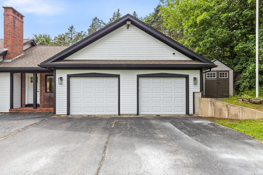 Enjoy the ease of single-level living in this well maintained - photo 3