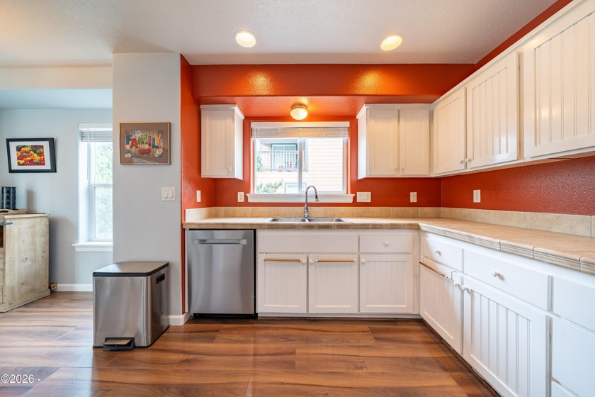 Stunning beach home with 3 gorgeous levels featuring a full bed - photo 25