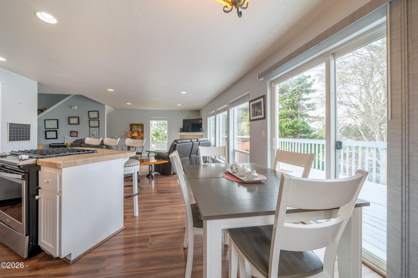 Stunning beach home with 3 gorgeous levels featuring a full bed - photo 27