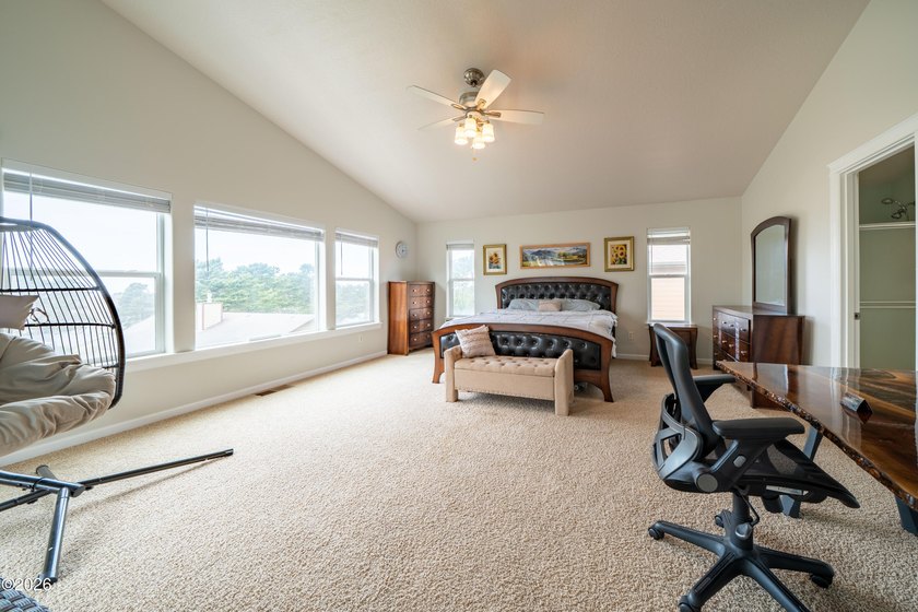 Stunning beach home with 3 gorgeous levels featuring a full bed - photo 37